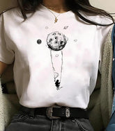 Modelo usando camiseta feminina manga 3/4 com estampa de astronomia, ideal para looks casuais e modernos